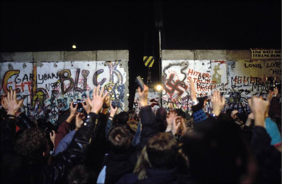 Crowds Cheer The Fall Of Berlin Wall