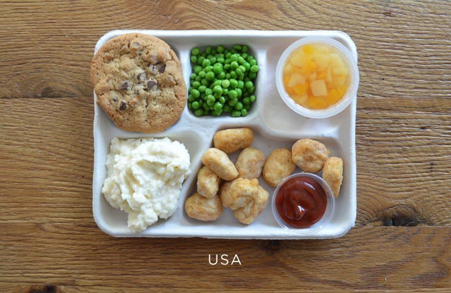 School lunches from the United States: Fried chicken nuggets, canned peas, potatoes