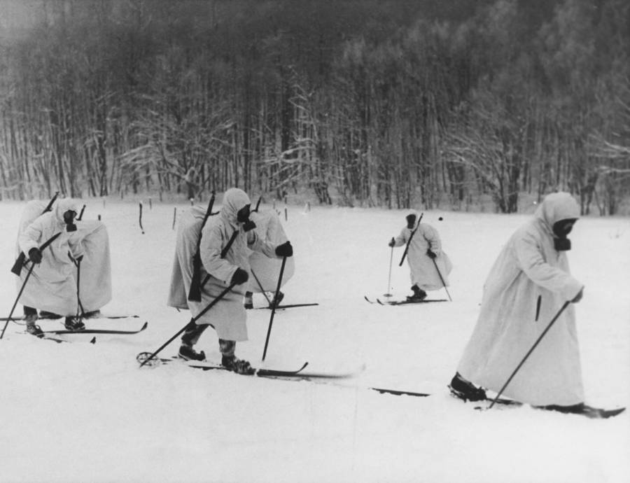 Finnish troops with gas while on skis