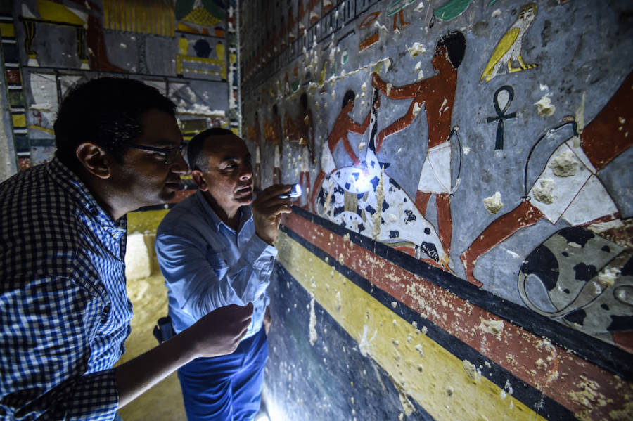 Mohamed Muhajid Inspects Tomb