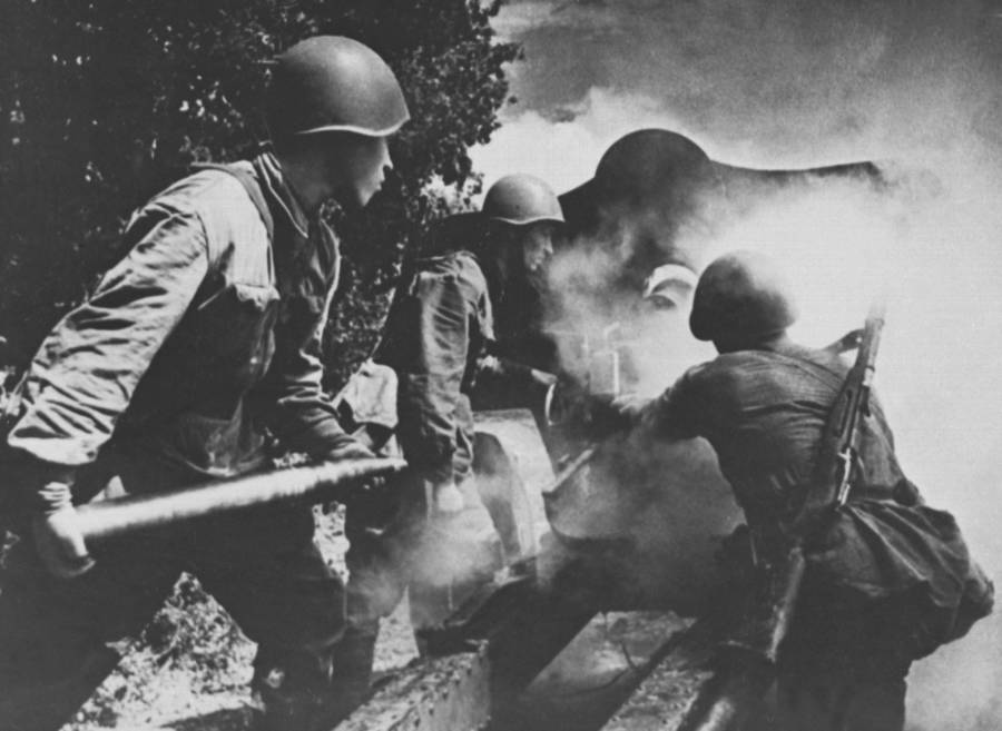 Soldiers Load Up Artillery