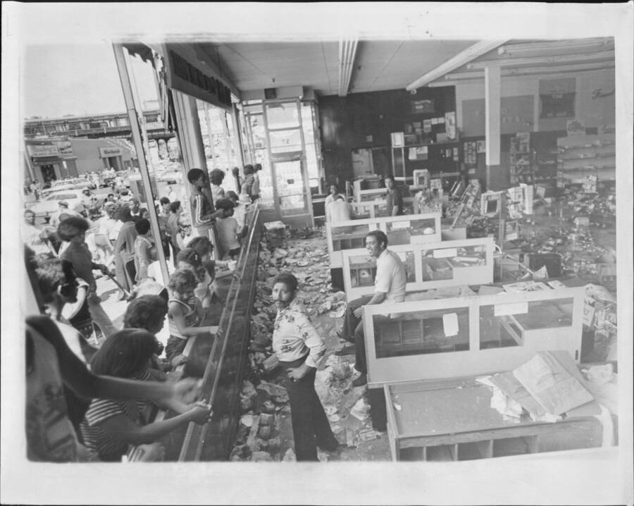 Looting During The Blackout