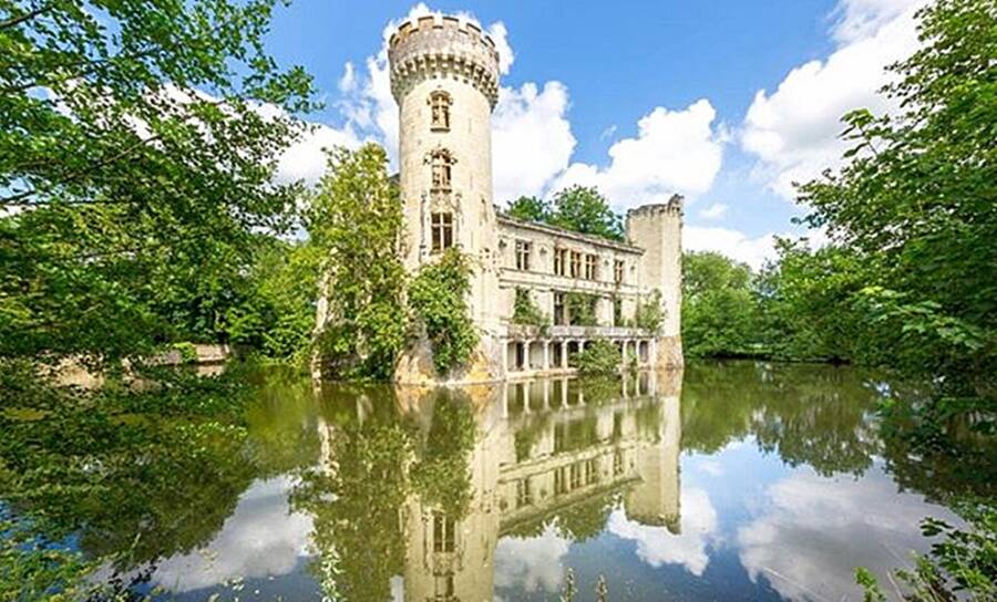 Château De La Mothe Chandeniers Moat