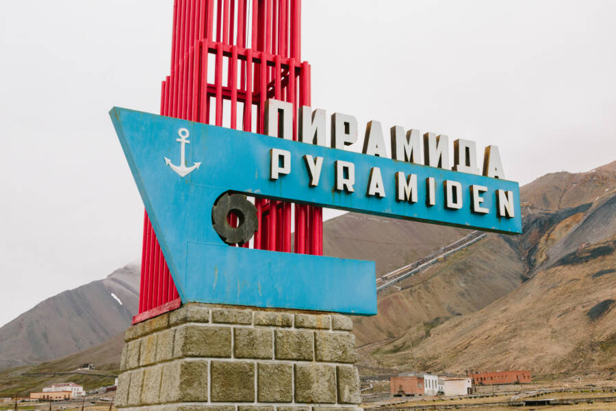 Pyramiden Sign
